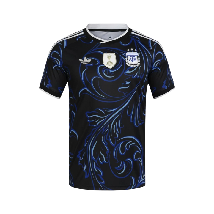 Camiseta negra de Argentina 2ª Equipación con estampado floral azul y blanco, cuello redondo, mangas cortas y logo de Adidas.