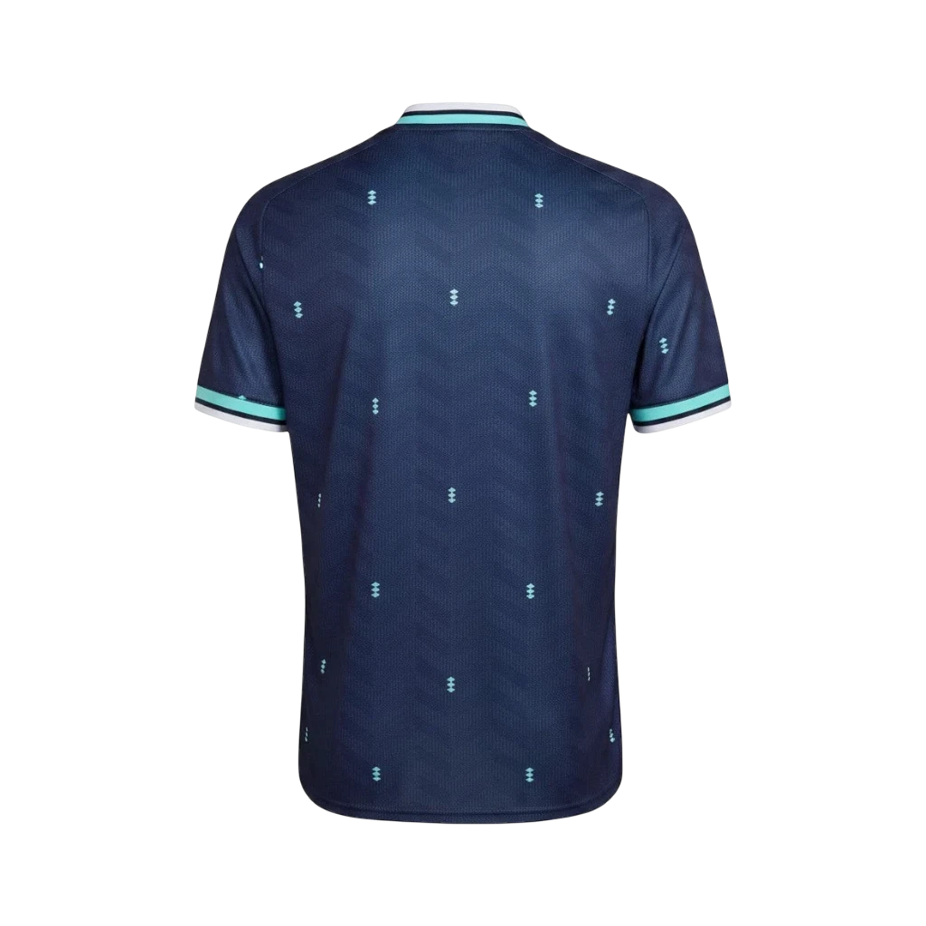 Camiseta de Alemania 2ª equipación 2026 de manga corta, azul marino con estampado de rombos y detalles turquesa en cuello y mangas. CeFutShop.