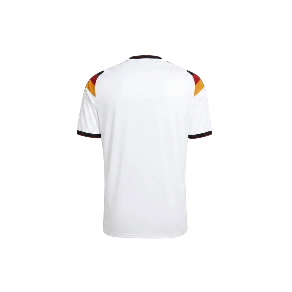 Camiseta de fútbol blanca de la primera equipación de Alemania con detalles en negro, rojo y amarillo en los hombros y puños. Tejido transpirable.