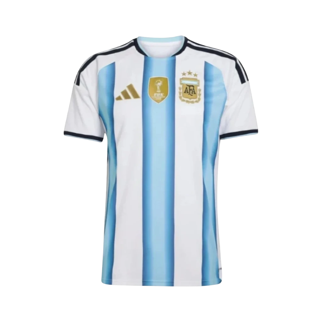 Camiseta de fútbol blanca y celeste de Argentina, primera equipación, con franjas verticales, escudo AFA y logo FIFA World Champions 2022 de CeFutShop.