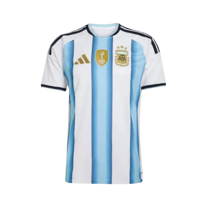 Camiseta de fútbol blanca y celeste de Argentina, primera equipación, con franjas verticales, escudo AFA y logo FIFA World Champions 2022 de CeFutShop.