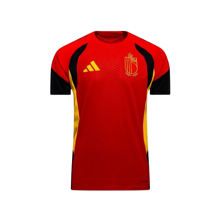 Camiseta de fútbol roja y negra de Bélgica 2026 de CeFutShop con detalles amarillos y escudo del equipo.