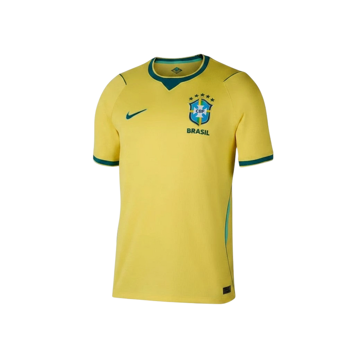Camiseta de fútbol amarilla de Brasil de manga corta con cuello verde azulado y ribetes, escudo de la CBF y logo de Nike. CeFutShop.