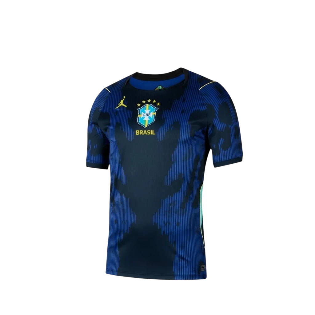 Camiseta de fútbol alternativa azul marino de Brasil con escudo CBF y logo de Jordan. Diseño de rayas verticales y detalles abstractos.