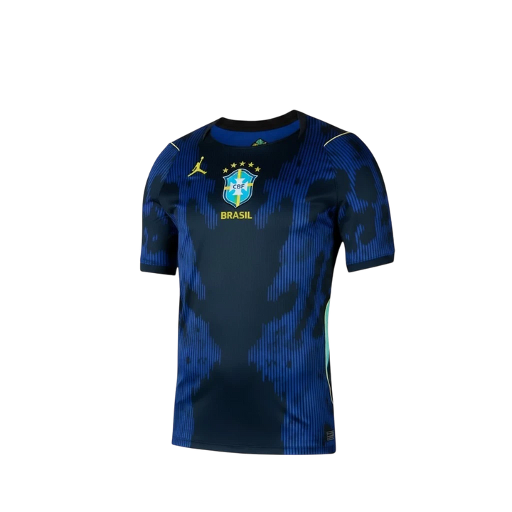 Camiseta de fútbol alternativa azul marino de Brasil con escudo CBF y logo de Jordan. Diseño de rayas verticales y detalles abstractos.