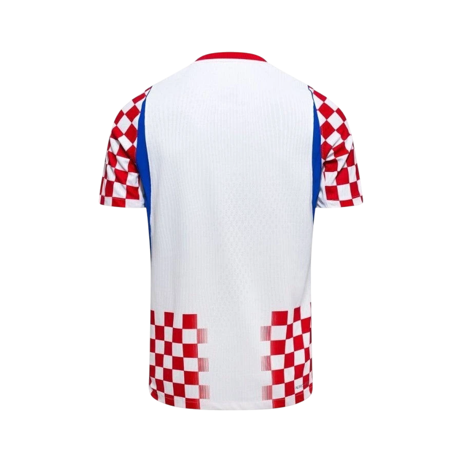 Camiseta de fútbol blanca con cuadros rojos y azules de Croacia 2026 de CeFutShop. Diseño de cuadros en mangas y dobladillo.