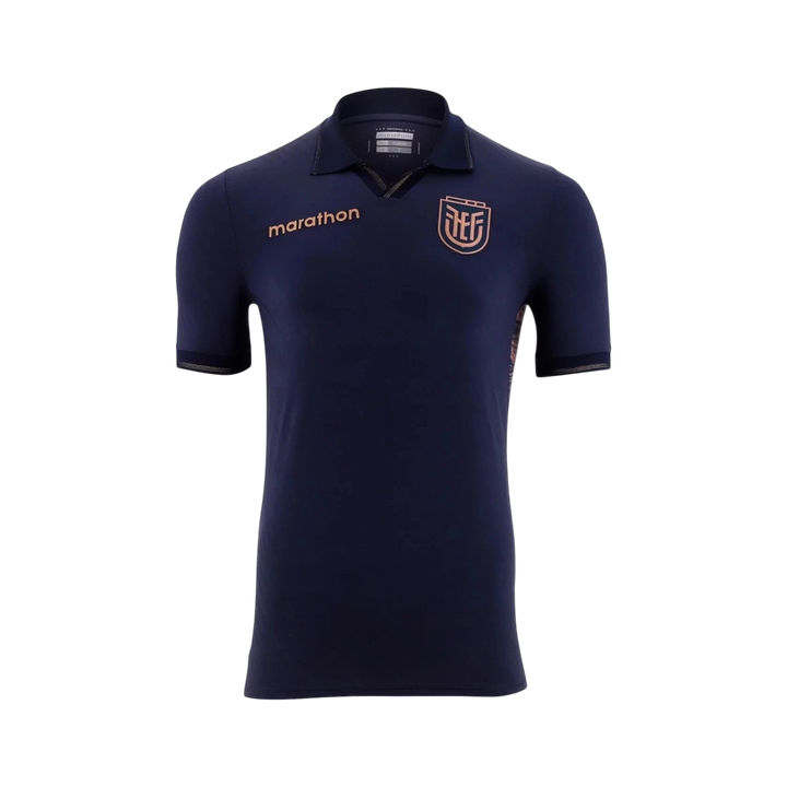 Camiseta de fútbol azul marino de la 2ª equipación de Ecuador 2026 de CeFutShop con logo de Marathon y escudo de la federación en cobre.