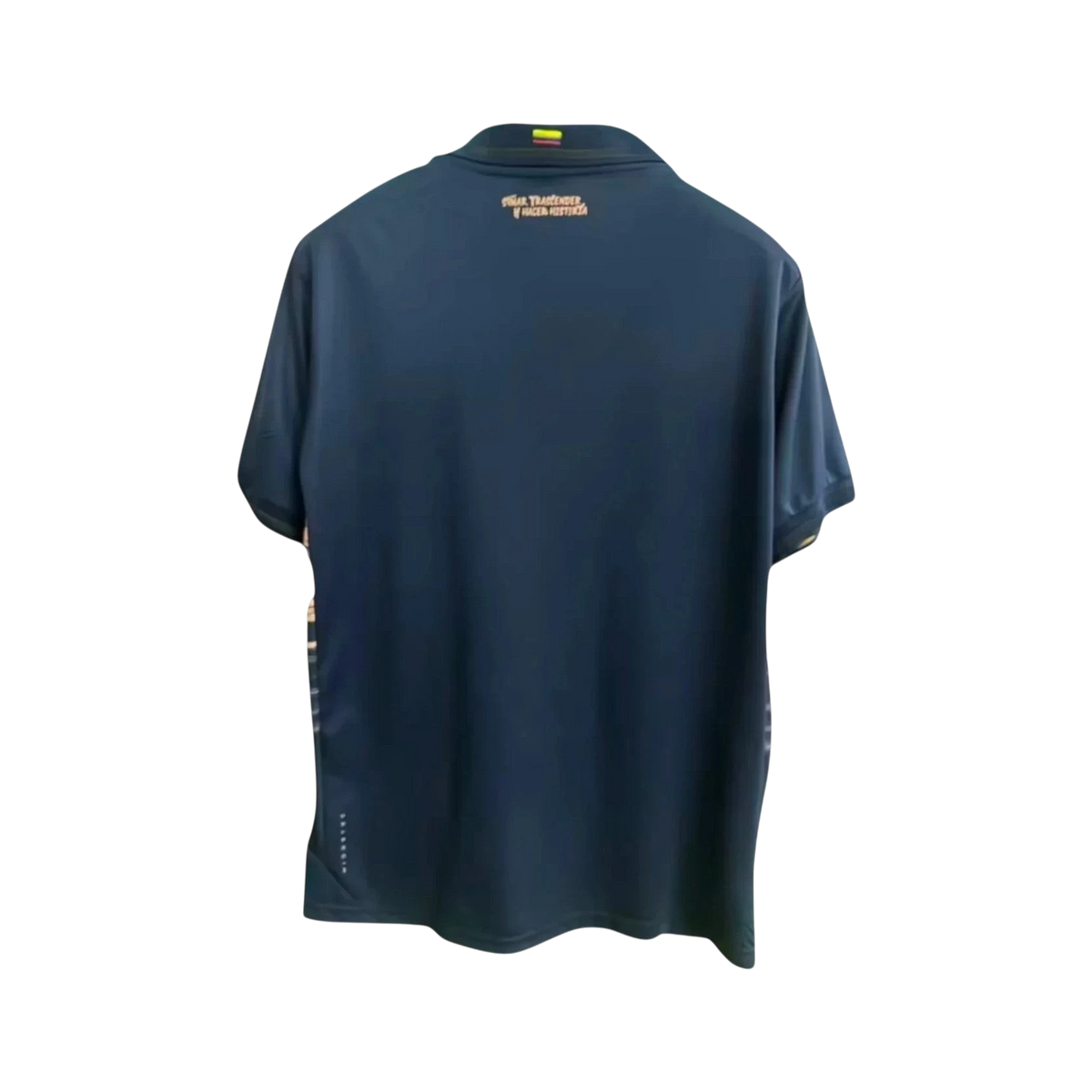 Camiseta de fútbol azul marino de la segunda equipación de Ecuador 2026 de CeFutShop. Diseño moderno con detalles dorados en las mangas y cuello.