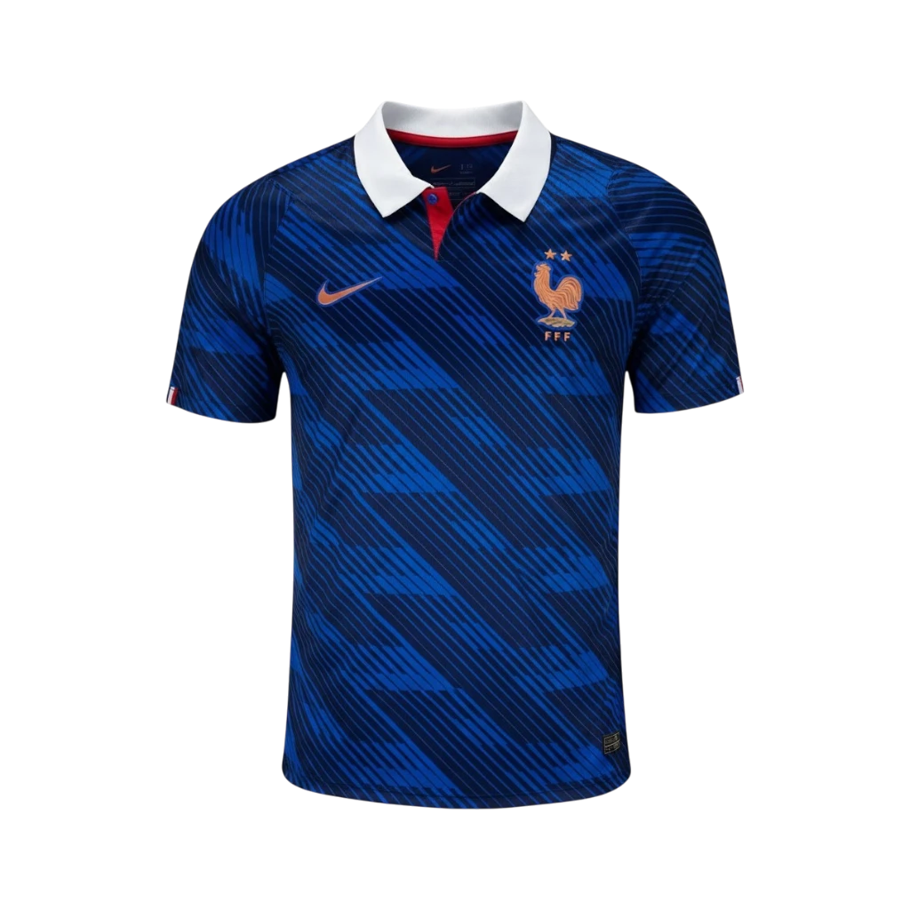 Camiseta de fútbol azul de la primera equipación de Francia de CeFutShop con cuello blanco y detalles rojos. Diseño de rayas dinámicas y logo del gallo bordado.
