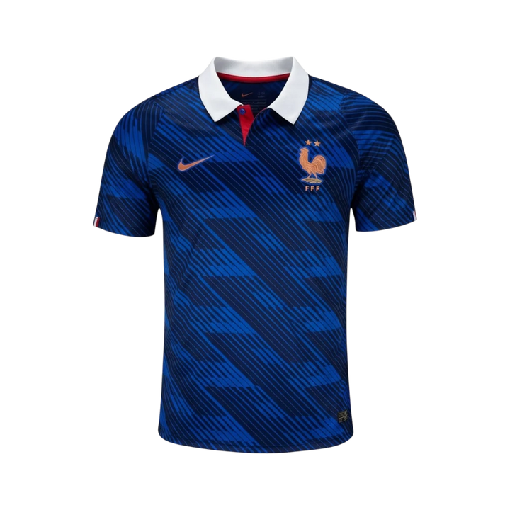 Camiseta de fútbol azul de la primera equipación de Francia de CeFutShop con cuello blanco y detalles rojos. Diseño de rayas dinámicas y logo del gallo bordado.