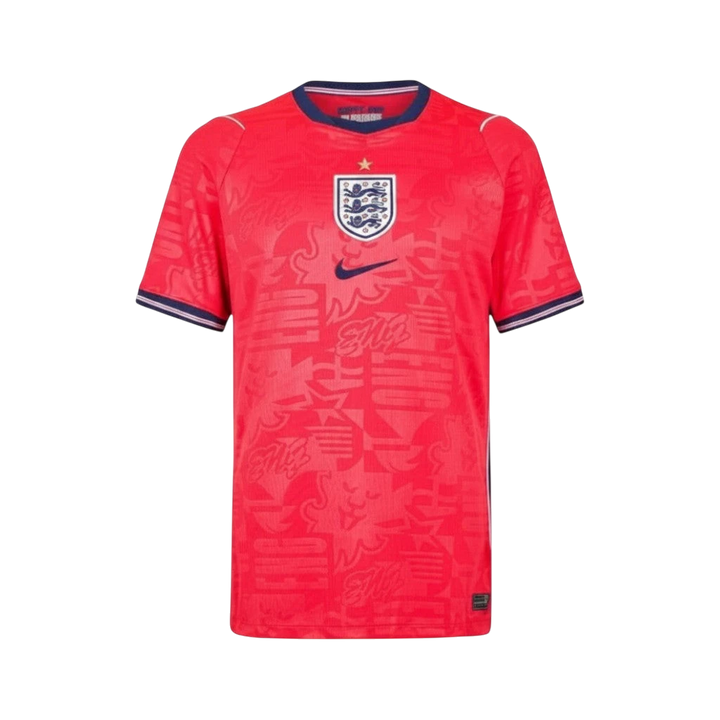 Camiseta roja de Inglaterra 2ª equipación 2026 de CeFutShop con escudo y logo de Nike. Diseño moderno con patrón.