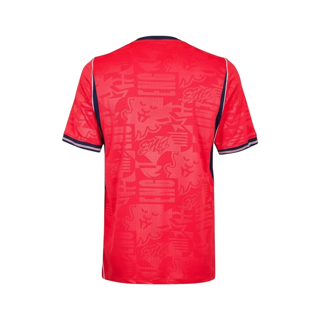 Camiseta de fútbol roja de Inglaterra 2ª equipación 2026 con estampado gráfico de leones y detalles en azul marino en cuello y mangas. Diseño moderno.