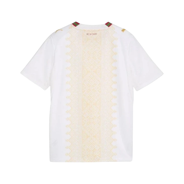 Camiseta de fútbol blanca de Marruecos 2ª equipación 2026 con estampado geométrico dorado y detalles verdes y rojos en el cuello.