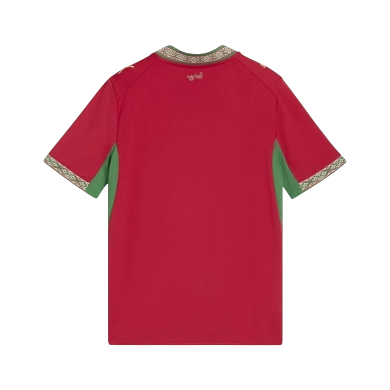 Camiseta de fútbol roja y verde de Marruecos 1ª Equipación 2026 con detalles ornamentales en cuello y mangas.