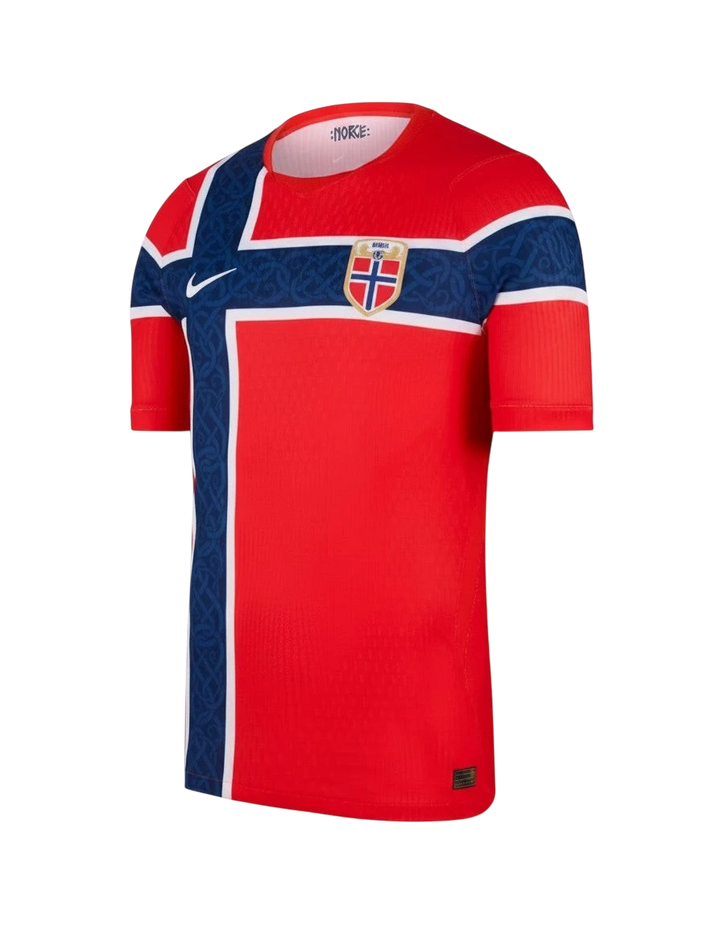 Camiseta de fútbol roja de Noruega 2026 de CeFutShop con detalles azules y escudo de la selección. Diseño clásico moderno.