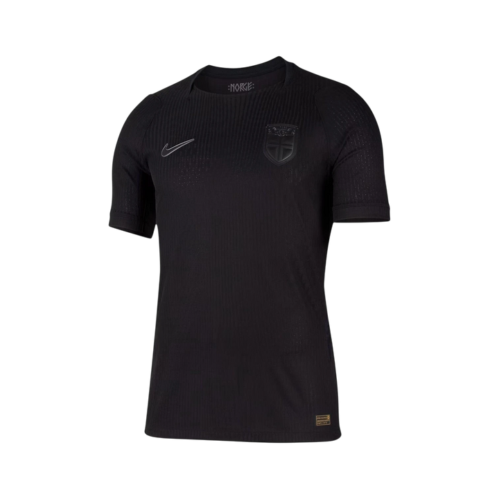 Camiseta de fútbol negra de segunda equipación de Noruega 2026 de CeFutShop con escudo y logo de Nike.