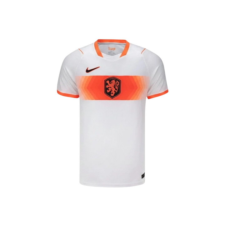 Camiseta de fútbol blanca de segunda equipación de Países Bajos 2026 de CeFutShop con banda naranja y escudo del león.
