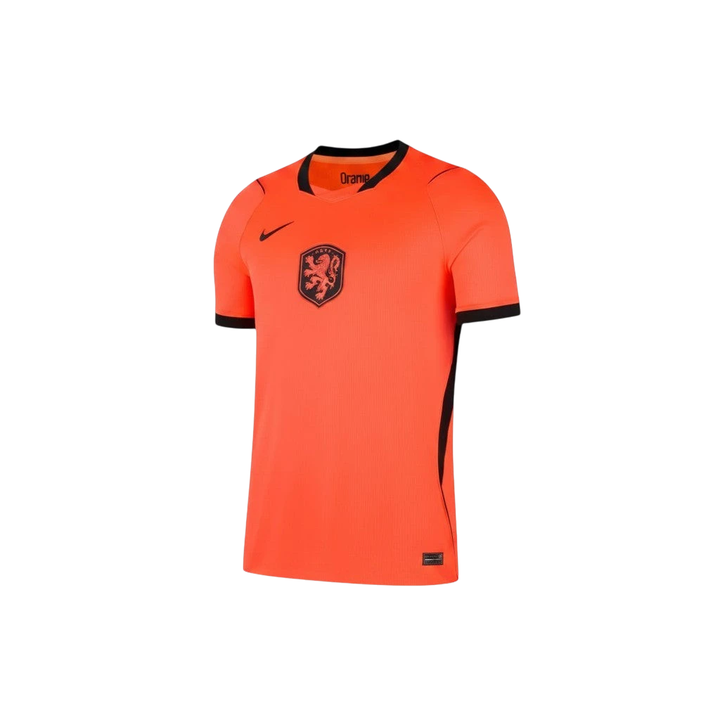 Camiseta de fútbol naranja de Países Bajos 2026 de CeFutShop con escudo del león y detalles negros en cuello y mangas.