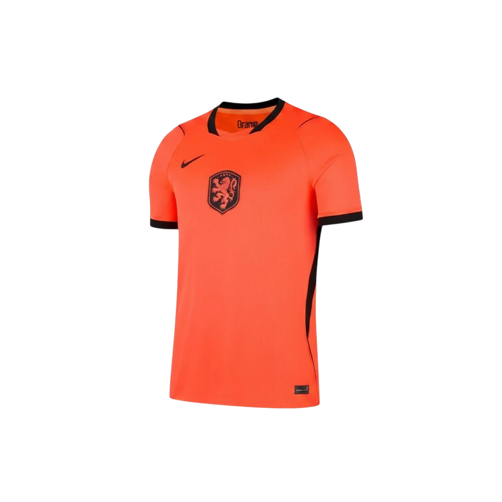 Camiseta de fútbol naranja de Países Bajos 2026 de CeFutShop con escudo del león y detalles negros en cuello y mangas.