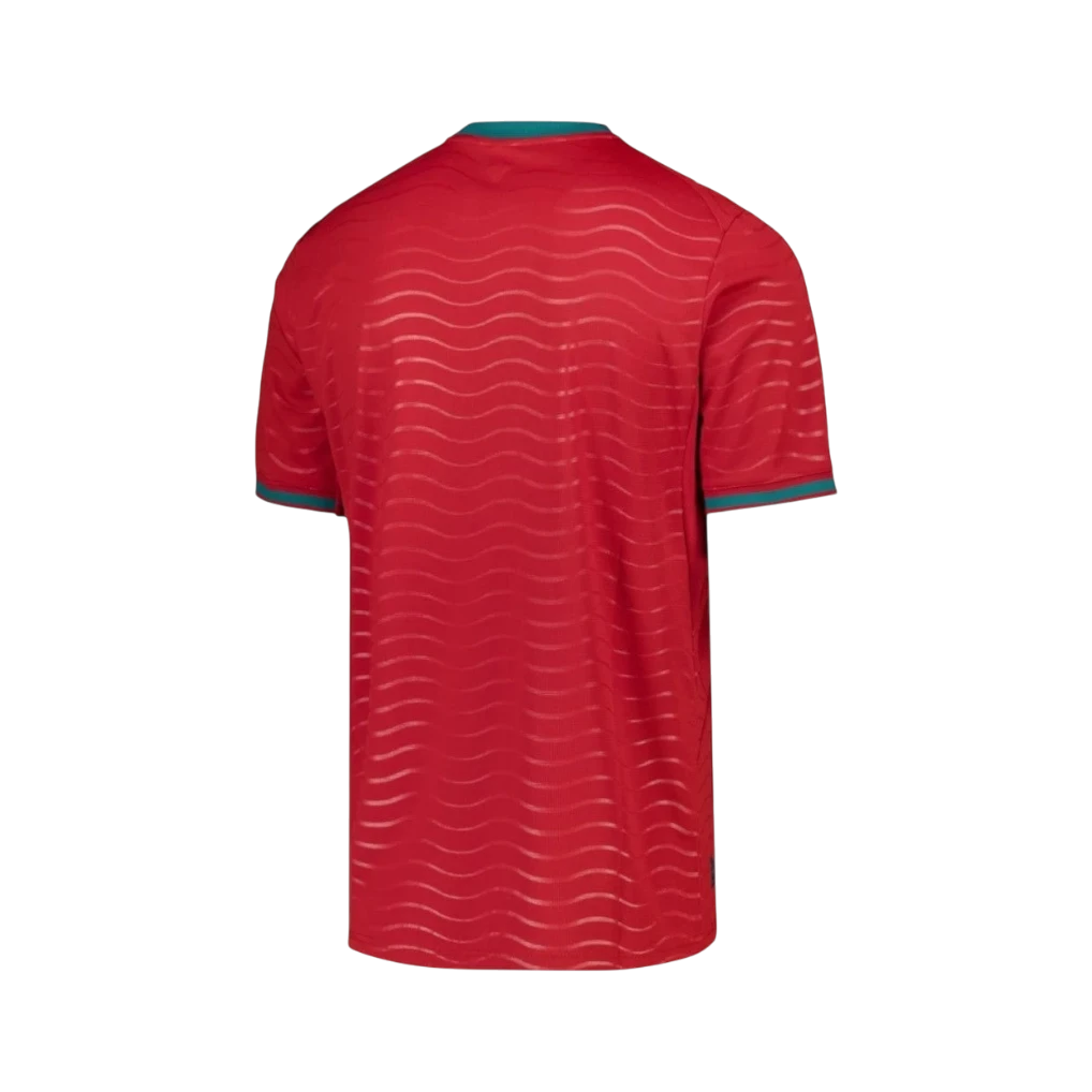 Camiseta de fútbol roja de Portugal 1ª equipación 2026 con cuello y ribetes en verde. Diseño de ondas sutiles.