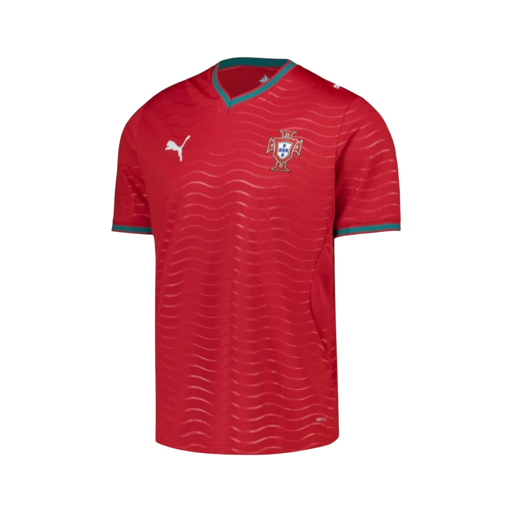 Camiseta de fútbol roja de Portugal 1ª equipación 2026 de manga corta con cuello en V y detalles verdes. Logo de PUMA y escudo de Portugal.