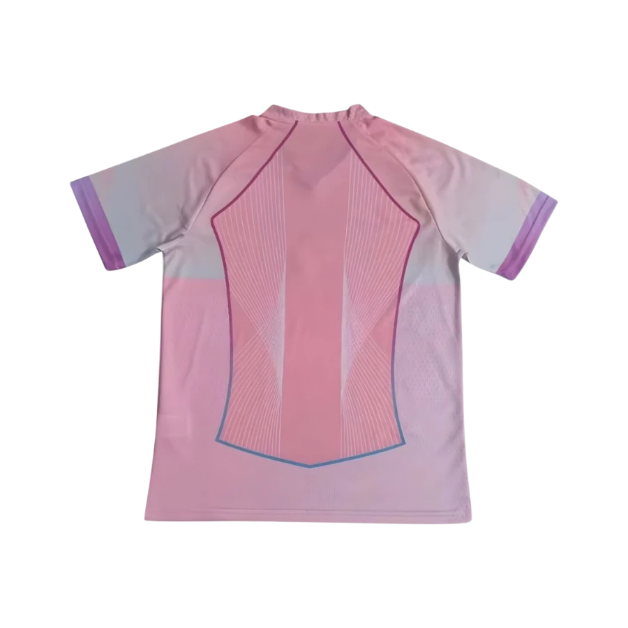 Vista trasera de la camiseta CeFutShop PSG edición especial en color rosa con detalles geométricos y bordes morados.