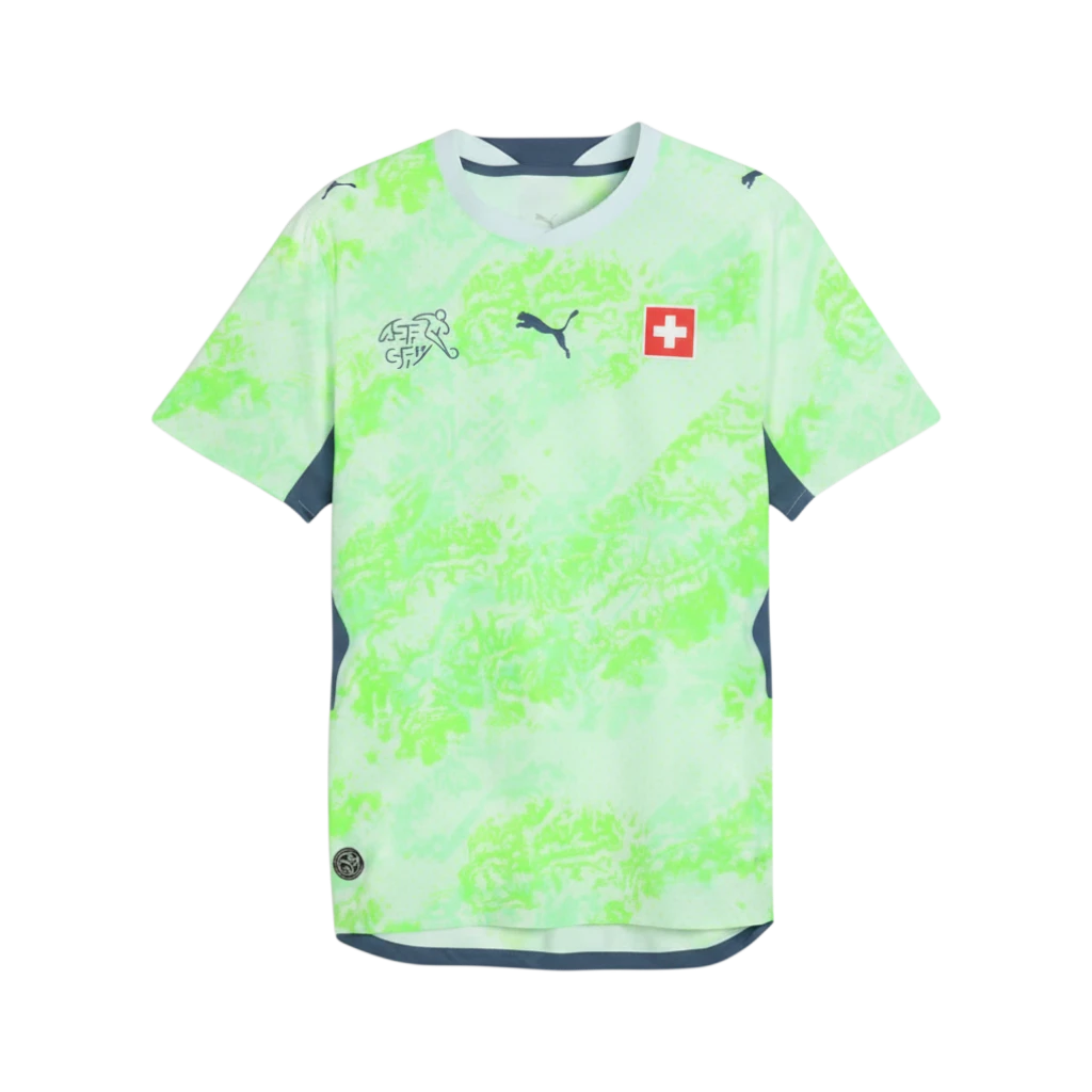 Camiseta de fútbol 2ª equipación Suiza 2026 de CeFutShop en color verde lima con estampado abstracto y detalles en azul marino.