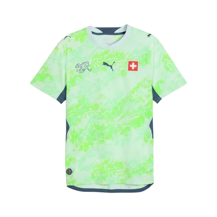 Camiseta de fútbol 2ª equipación Suiza 2026 de CeFutShop en color verde lima con estampado abstracto y detalles en azul marino.